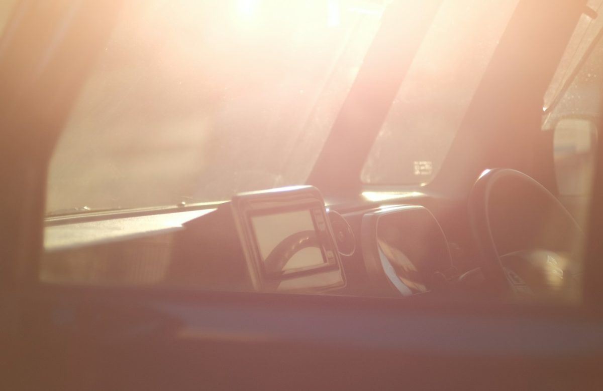 Abitacolo di auto illuminato dal sole estivo