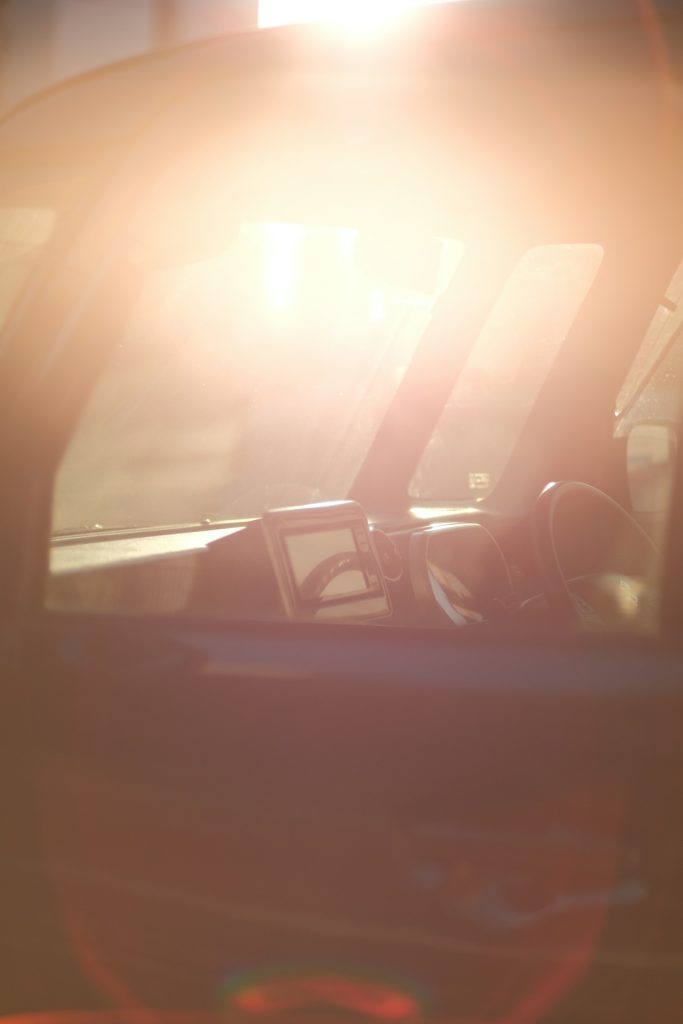 Abitacolo di auto illuminato dal sole estivo