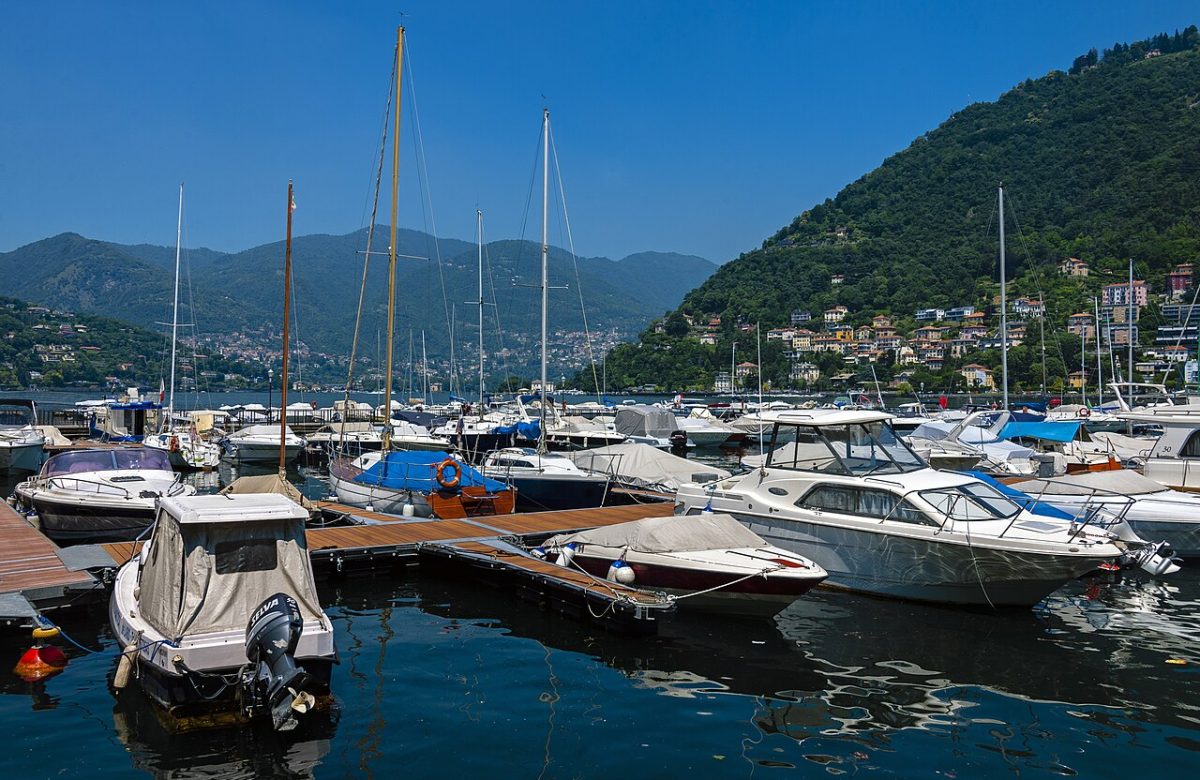 Barche ormeggiate nella marina di Como sul Lago di Como