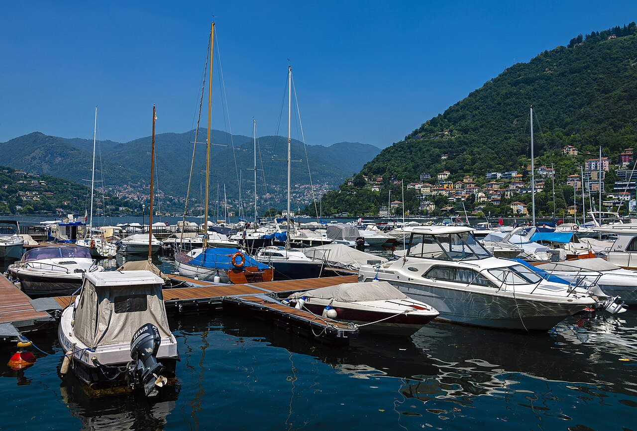 Barche ormeggiate nella marina di Como sul Lago di Como