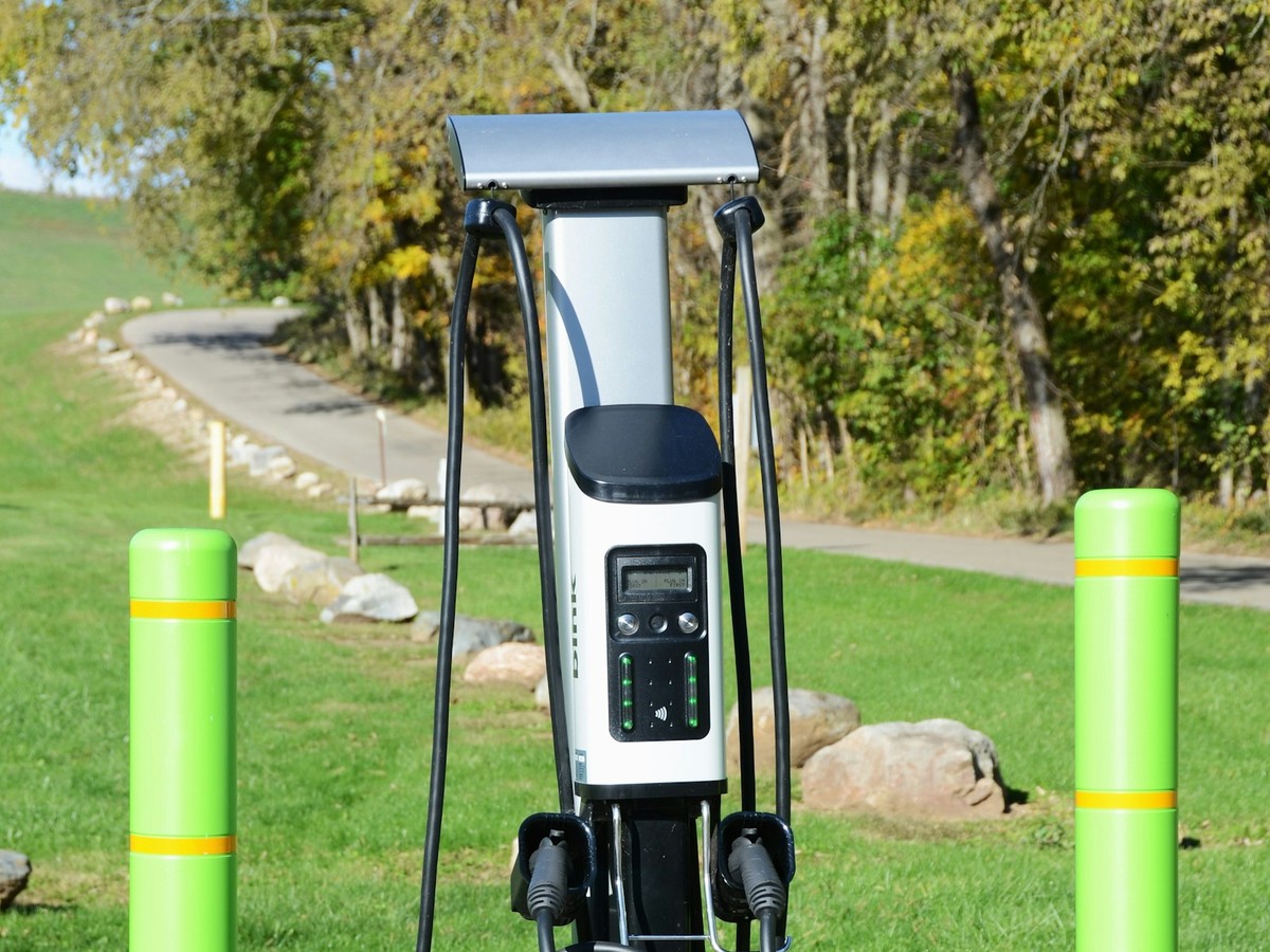 Colonnina di ricarica per veicoli elettrici in una giornata soleggiata