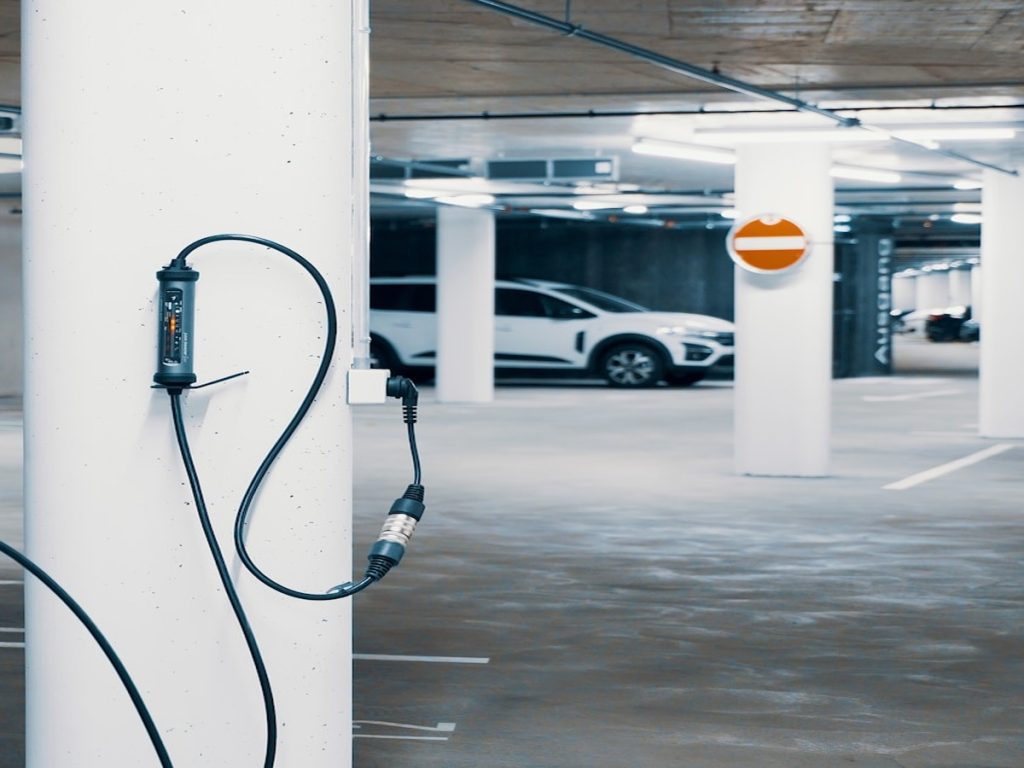 Ricarica di un veicolo elettrico in garage