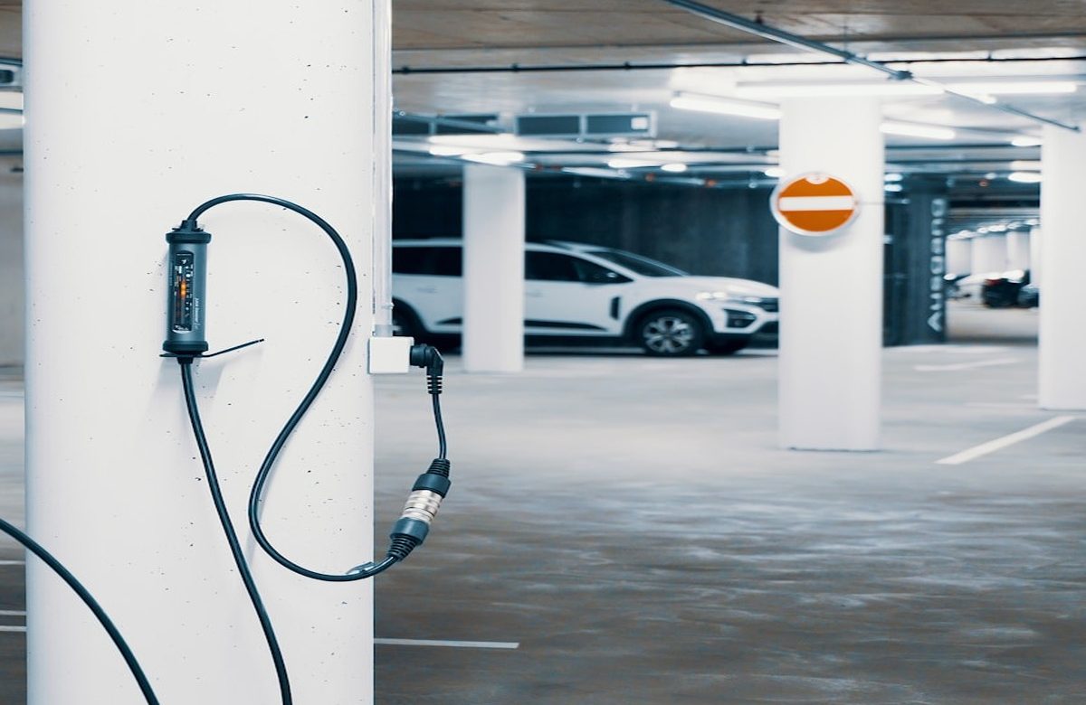 Cavo di ricarica per auto elettrica in un parcheggio coperto