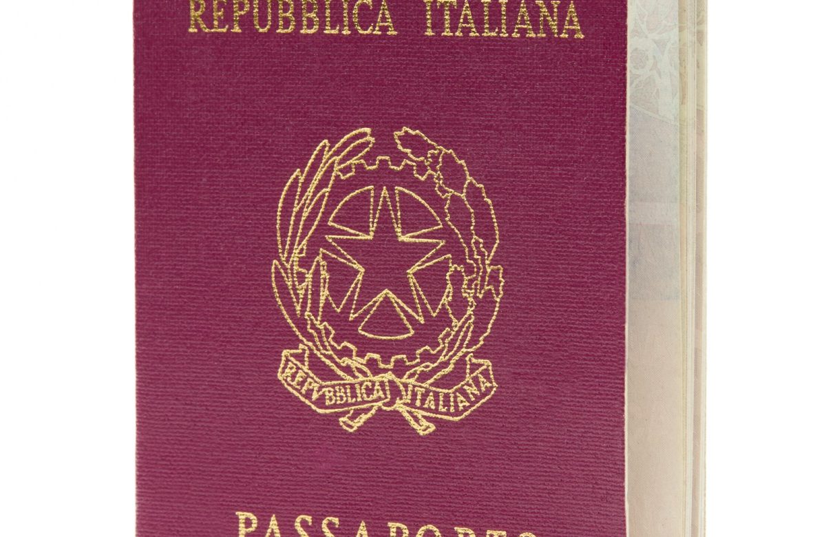 Passaporto italiano su sfondo bianco