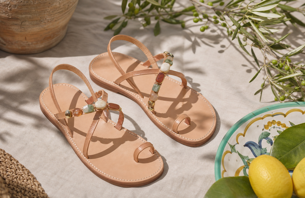 Sandali estivi anonimi con piccole pietre decorative