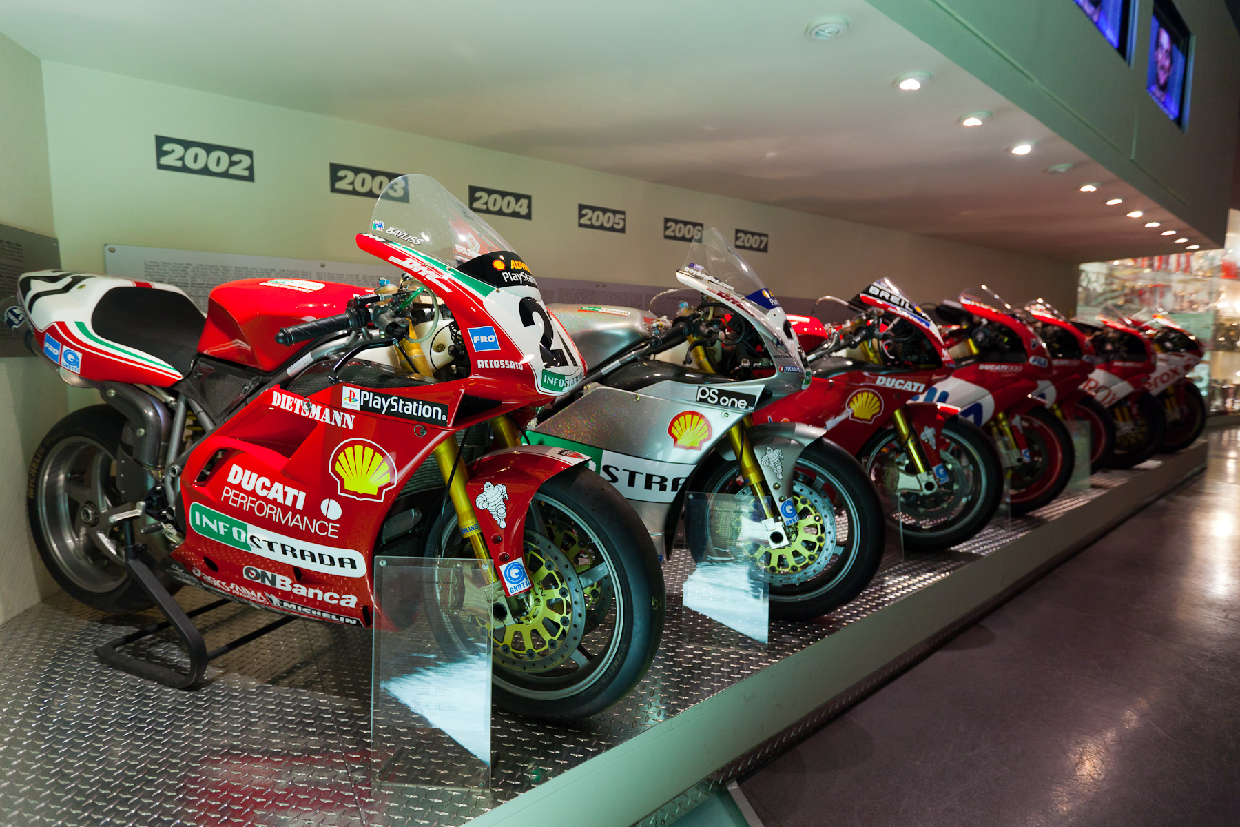 Museo Ducati con moto storiche esposte a Borgo Panigale