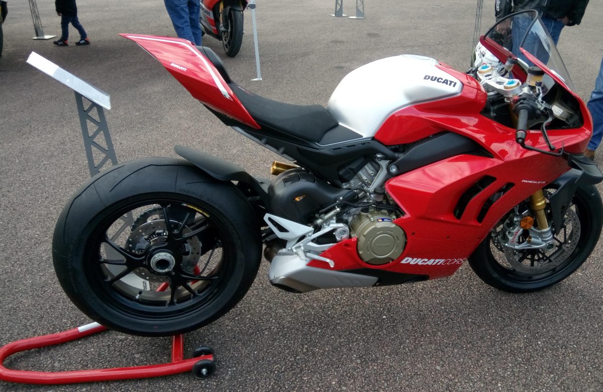 Ducati Panigale V4 R rossa e bianca in circuito