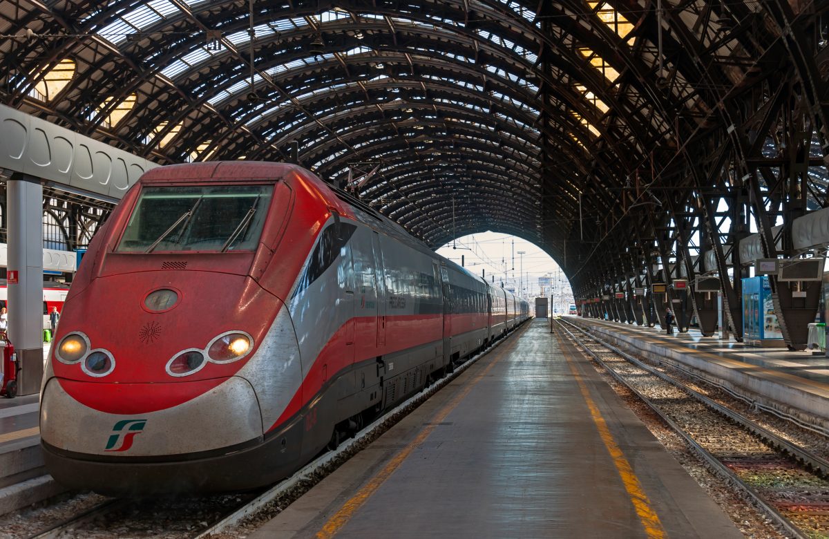 Treno alta velocità fermo a un binario di Milano Centrale