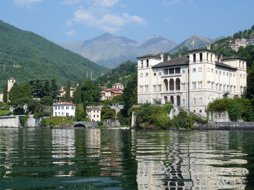 Palazzo Gallio a Gravedona ed Uniti sul Lago di Como