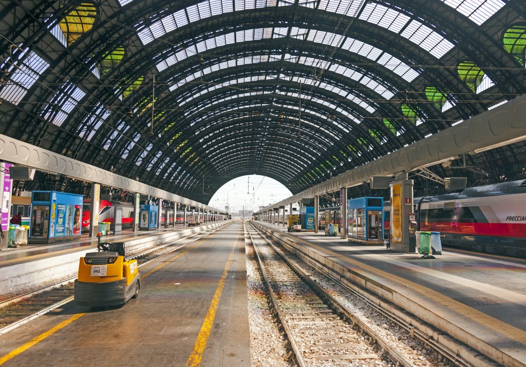 Binari e banchine sotto la copertura di Milano Centrale