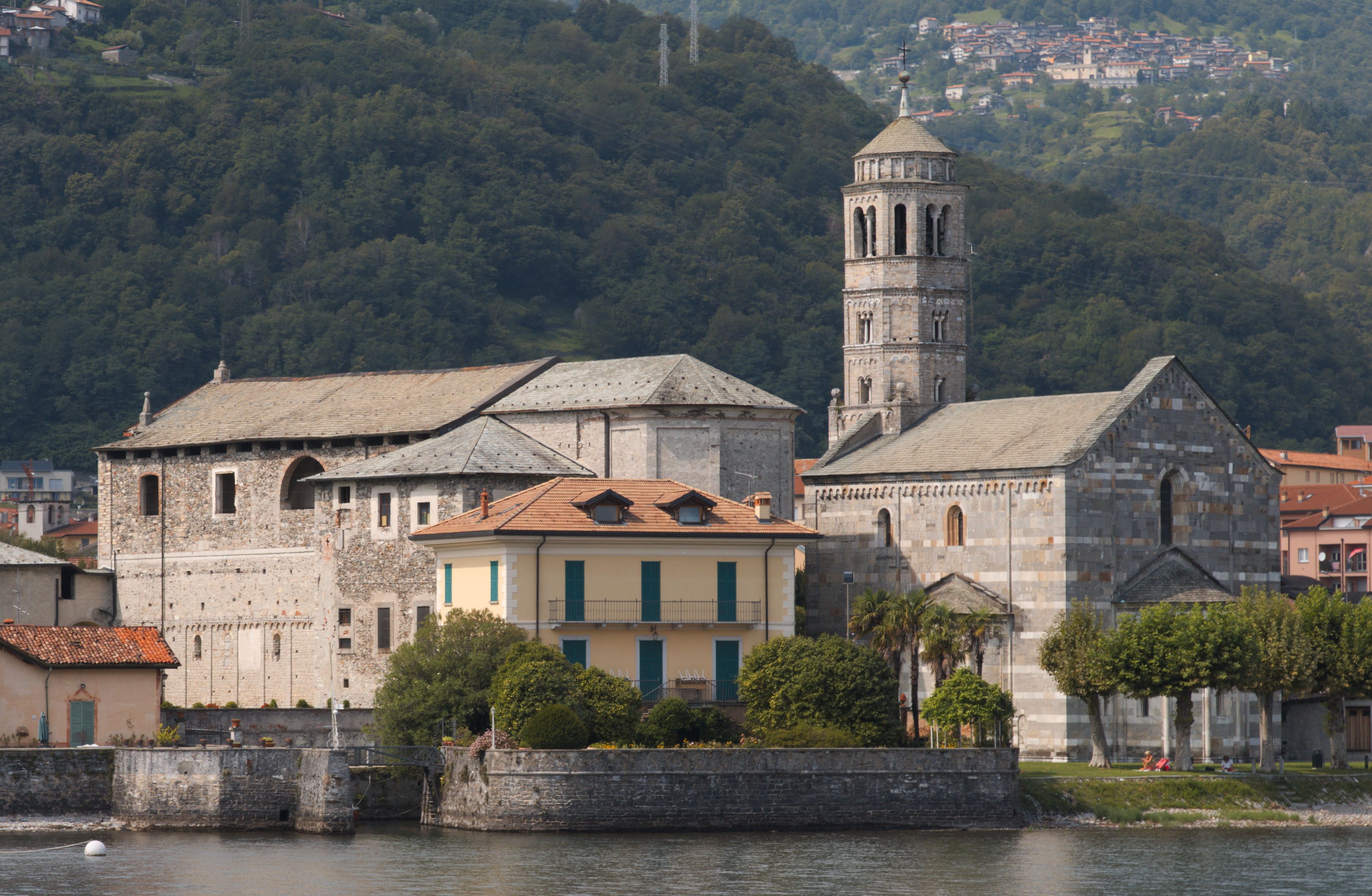 Esterno della chiesa di Santa Maria del Tiglio a Gravedona