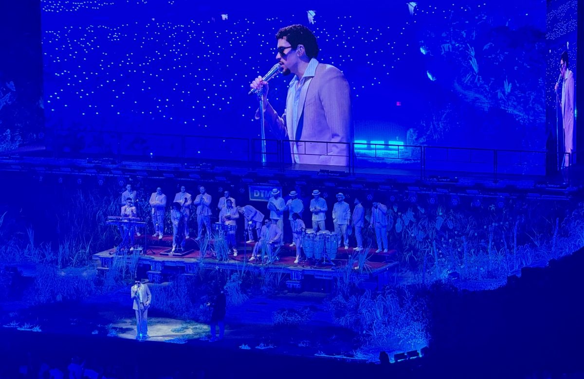 Bad Bunny durante una performance sul palco