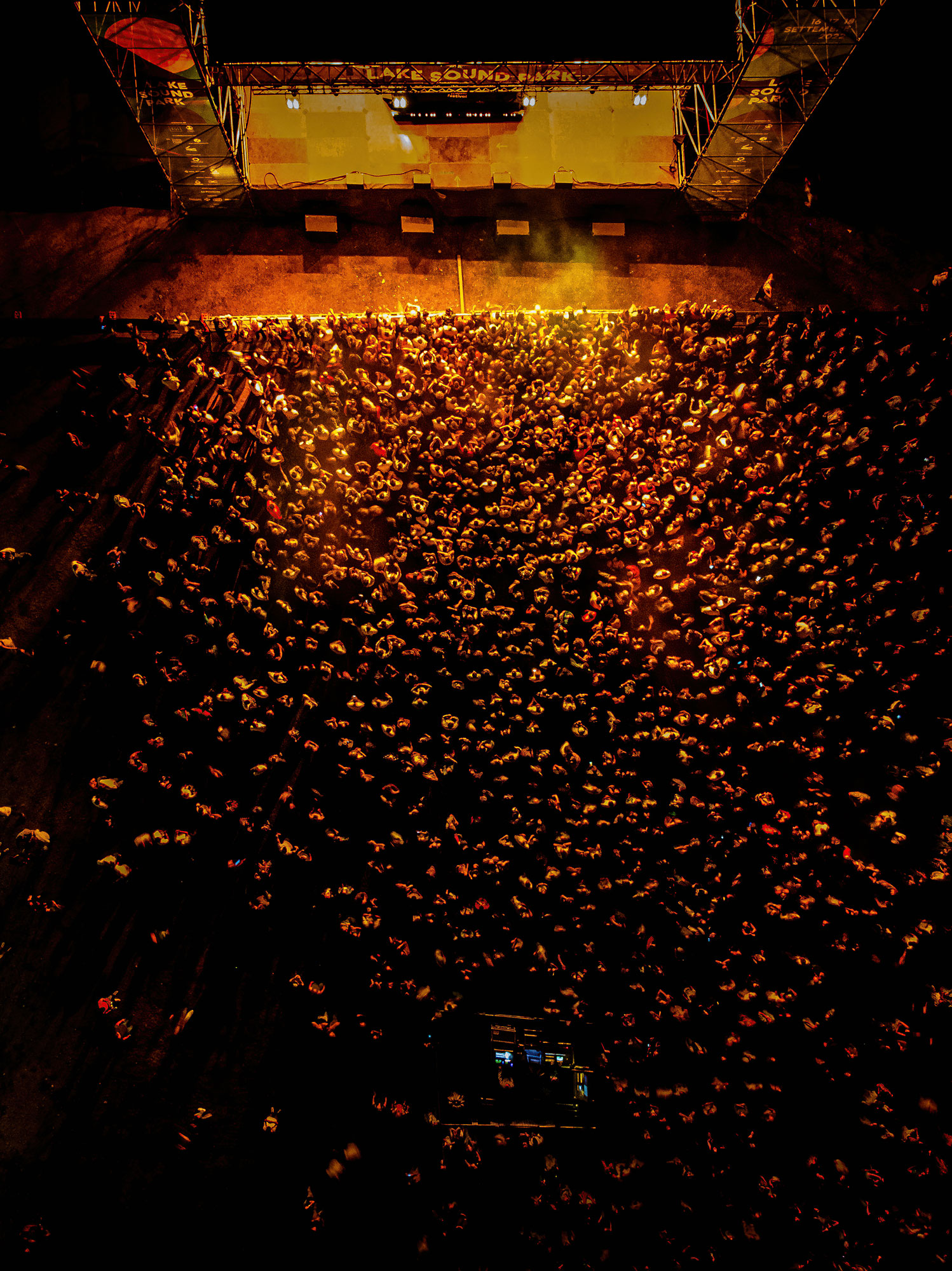 Veduta dall alto del palco e del pubblico al Lake Sound Park