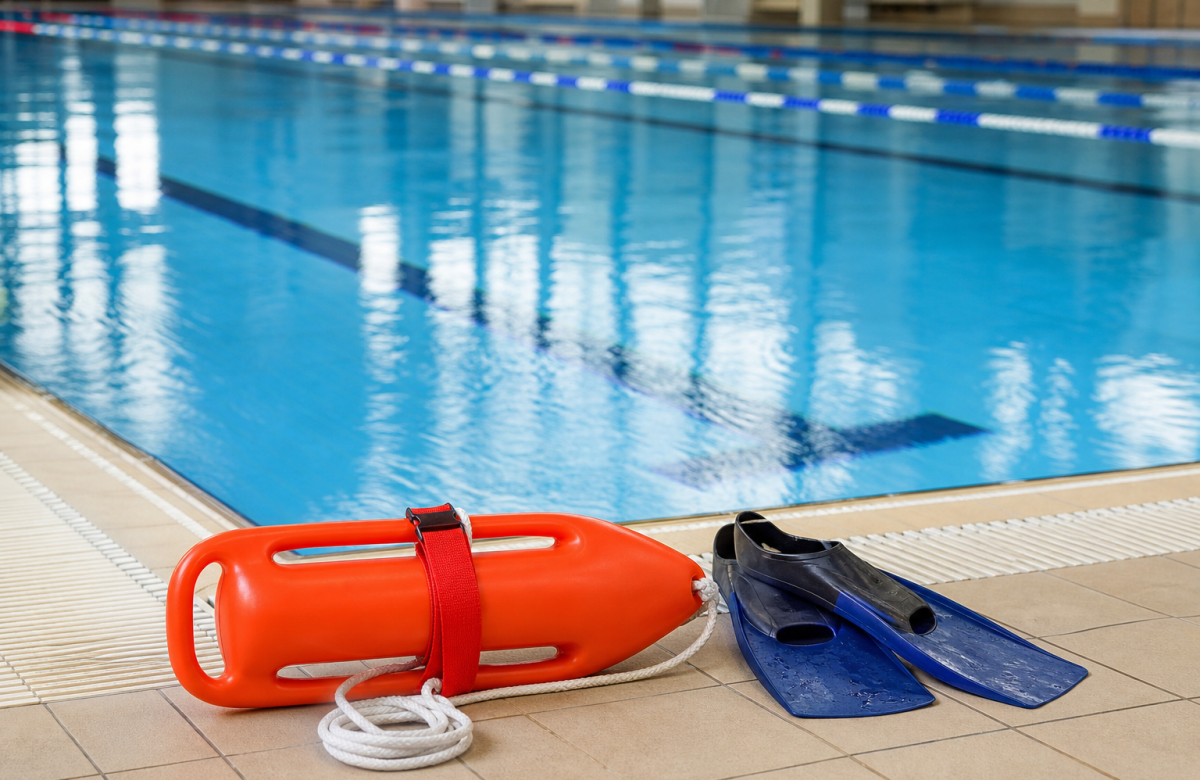 Attrezzatura per salvamento in piscina con rescue tube e pinne