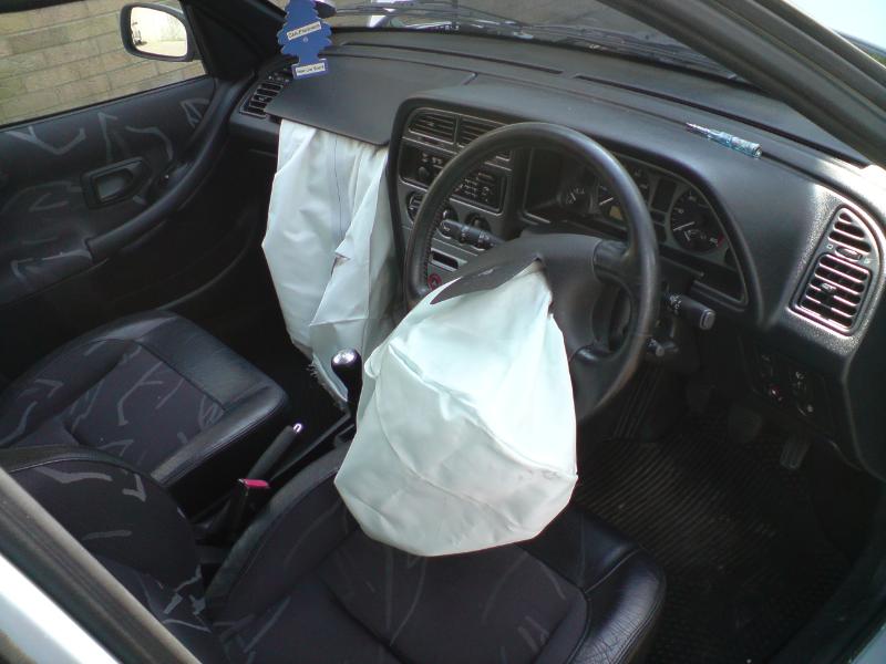 Airbag anteriori aperti nell abitacolo di un auto