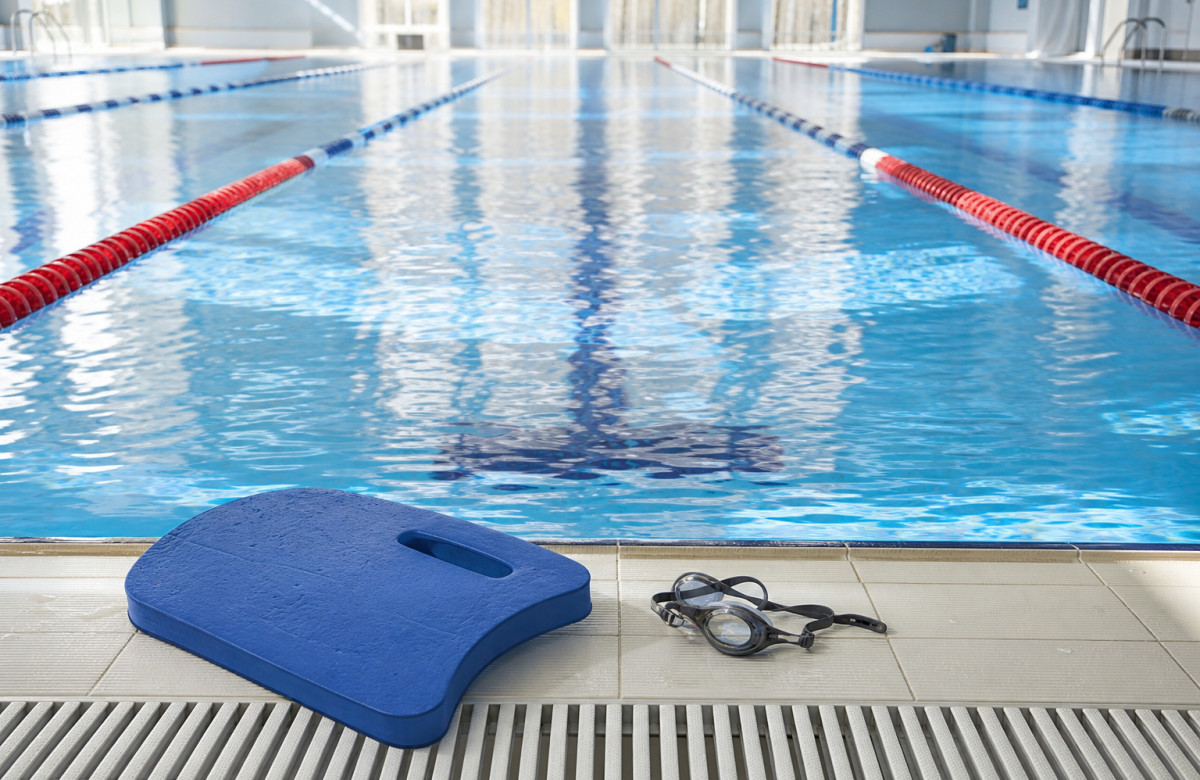 Piscina con corsie e tavoletta per allenamento di nuoto