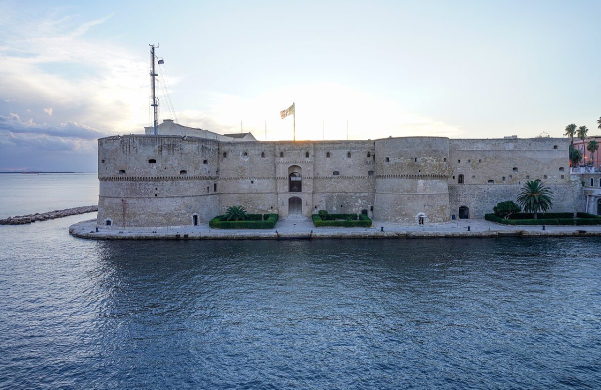 Castello Aragonese di Taranto affacciato sul mare