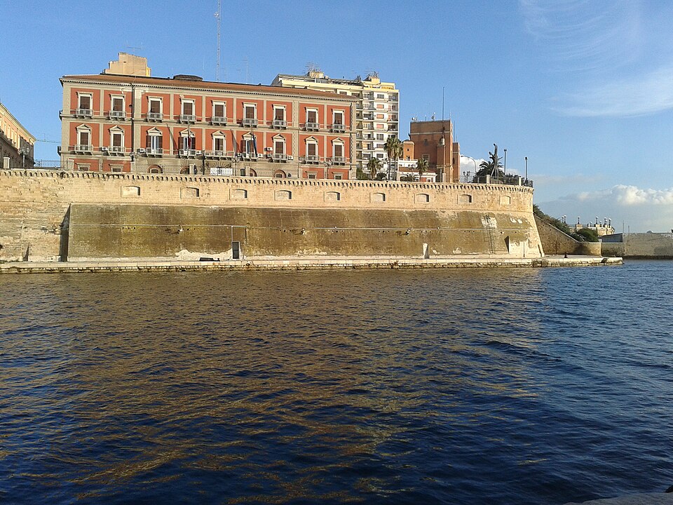 Lungomare di Taranto visto dal mare