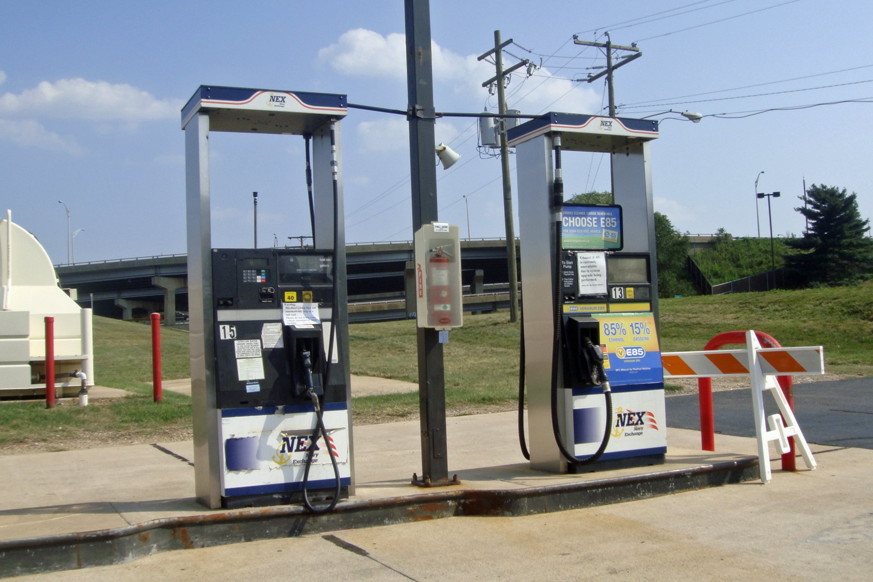 Pompe per carburanti alternativi e gasolio in una stazione di servizio