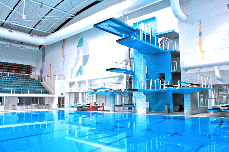 Piscina coperta con piattaforme e trampolini per tuffi