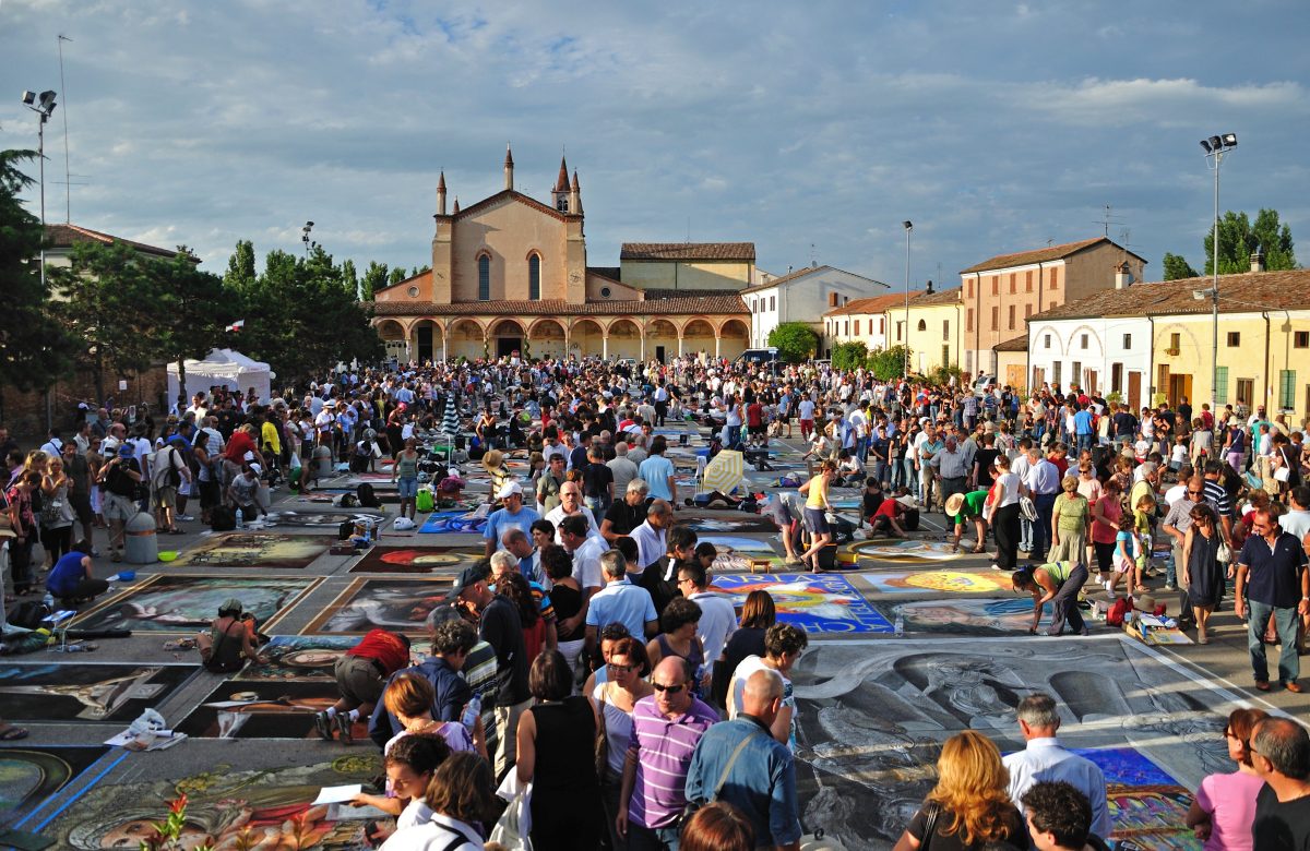 Madonnari al lavoro sul sagrato di Grazie di Curtatone