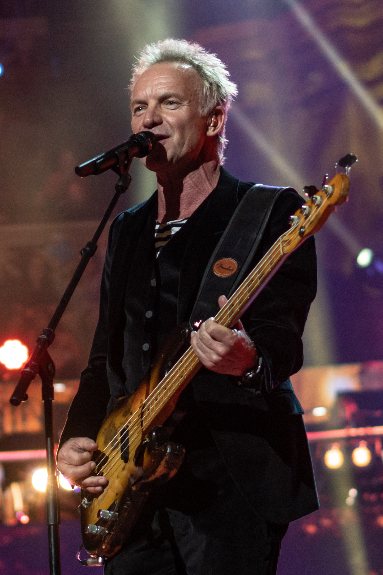 Sting sul palco con chitarra durante un concerto