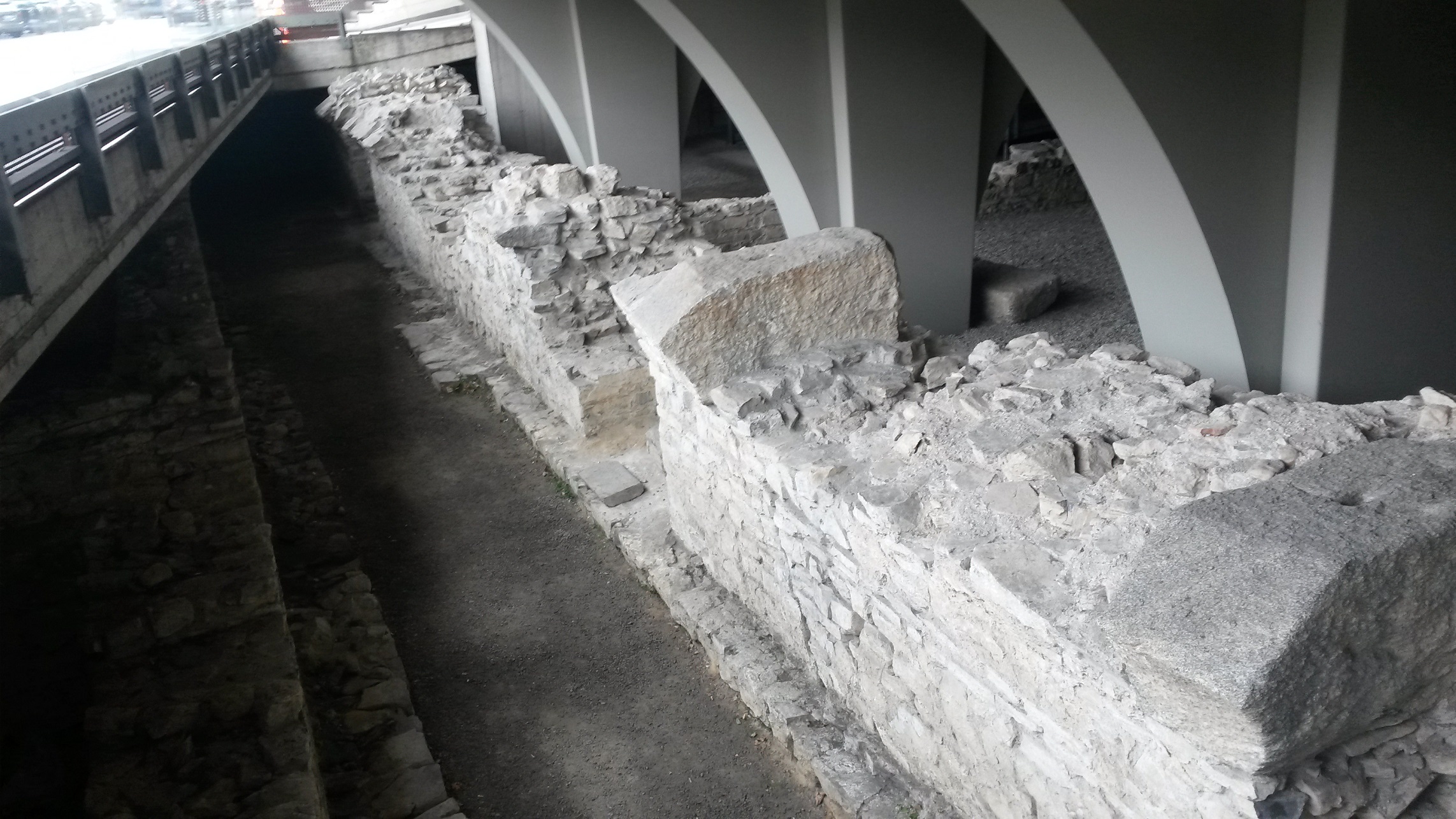 Passerelle e resti delle Terme romane di Como
