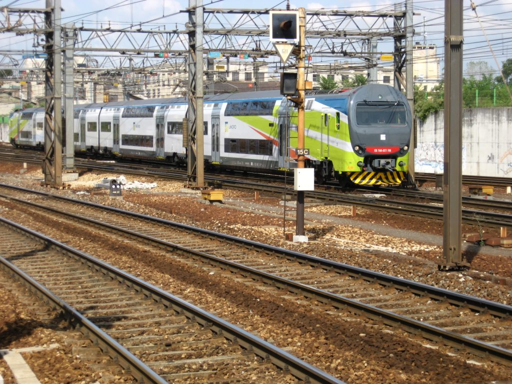 Treni Trenord fermi in stazione