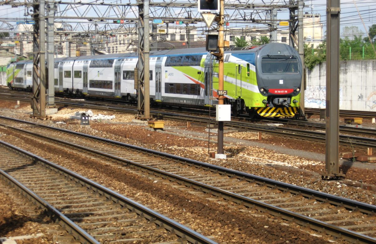 Treni Trenord fermi in stazione