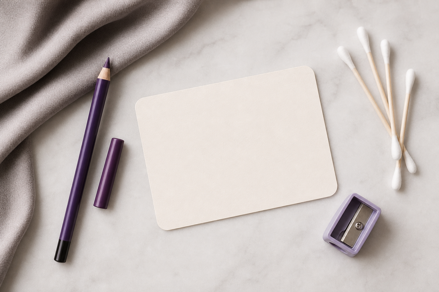 Checklist vuota e matita viola per trucco occhi