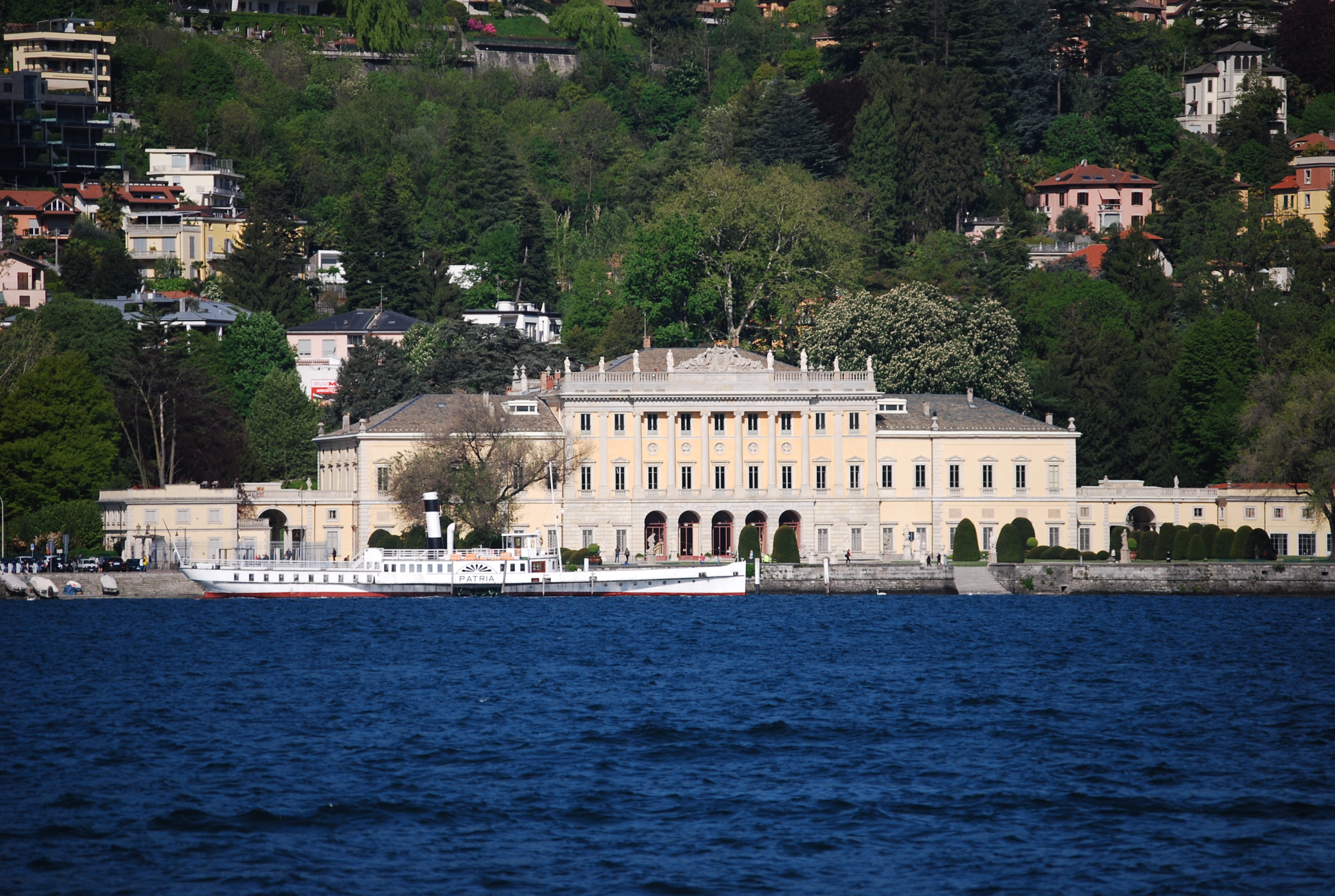 Piroscafo Patria ormeggiato davanti a Villa Olmo a Como