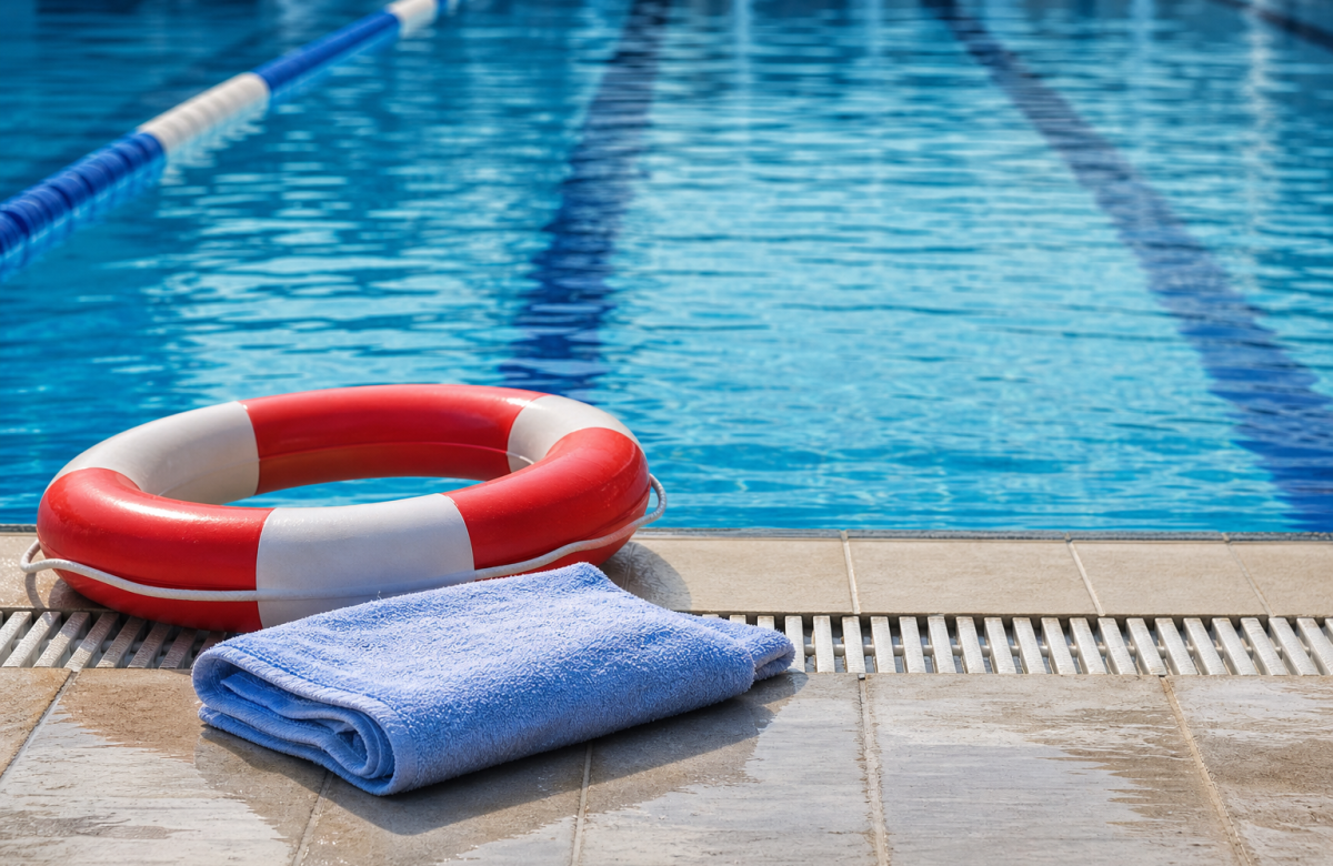Salvagente e asciugamano a bordo piscina per un articolo sulla sicurezza in acqua