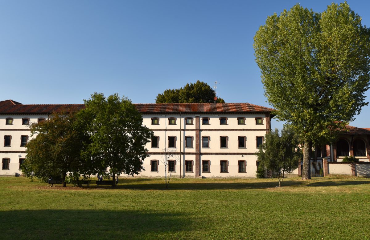 Cascina lombarda vista dall'esterno per una giornata in fattoria