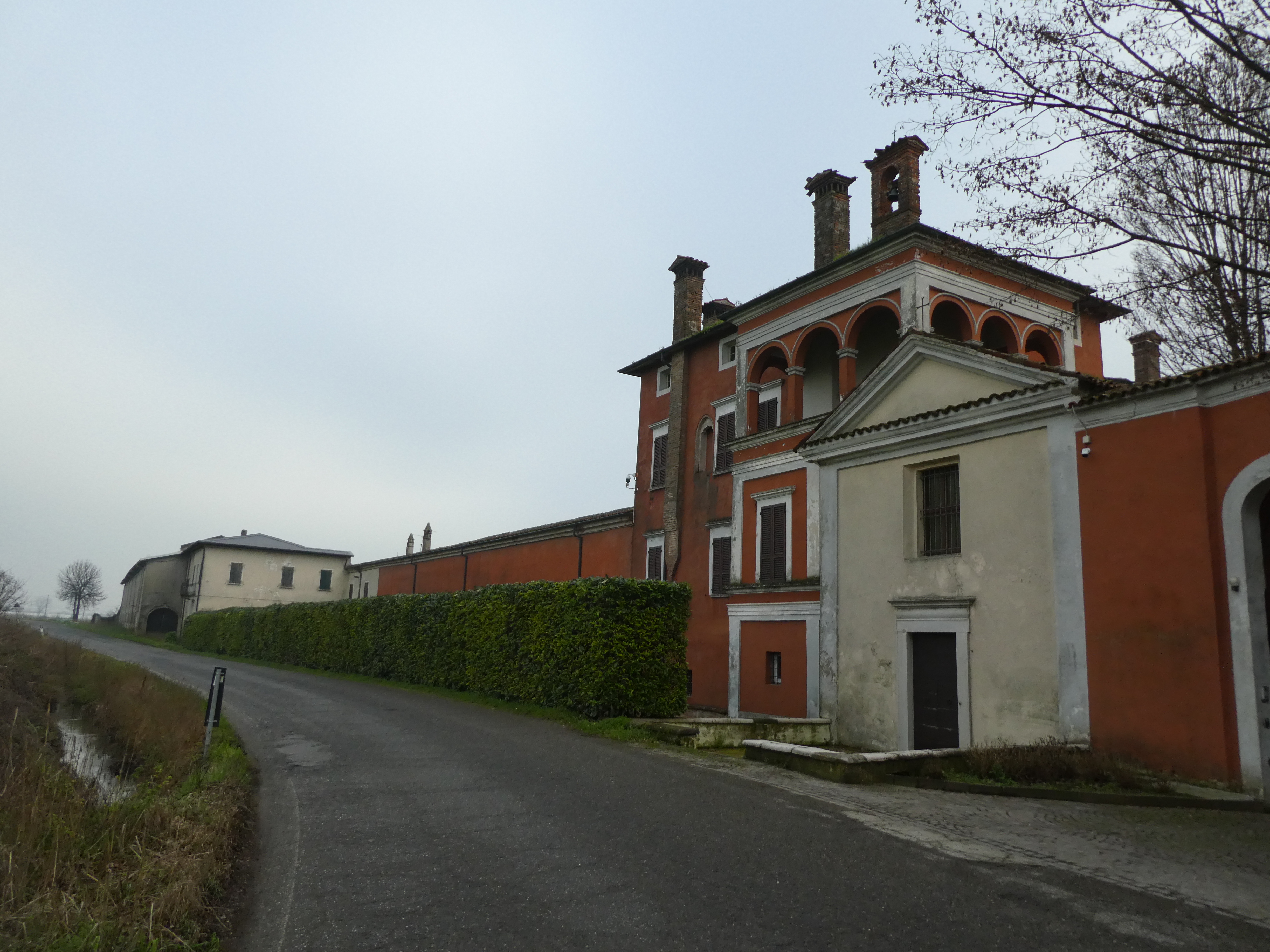Cascina lombarda con corte e fabbricati agricoli