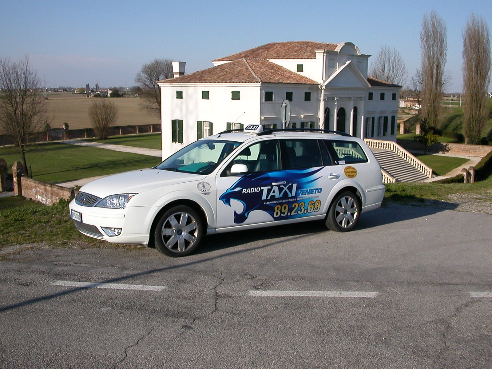 Taxi italiano generico parcheggiato