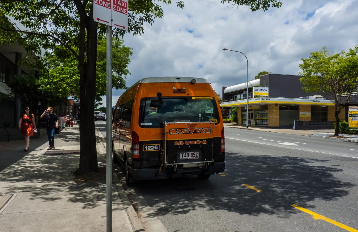 Taxi accessibile con pedana in una stazione taxi