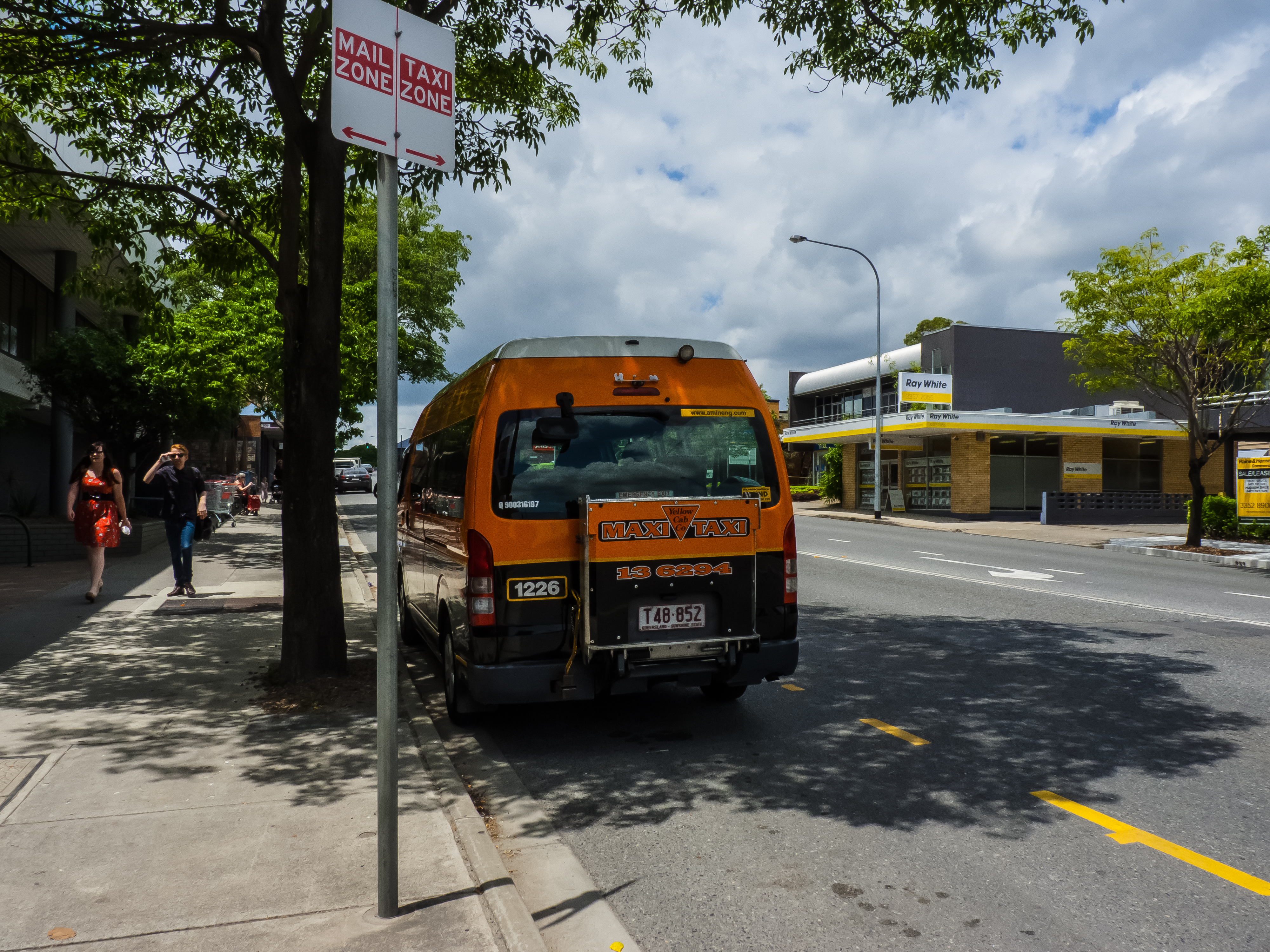 Taxi accessibile con pedana in una stazione taxi