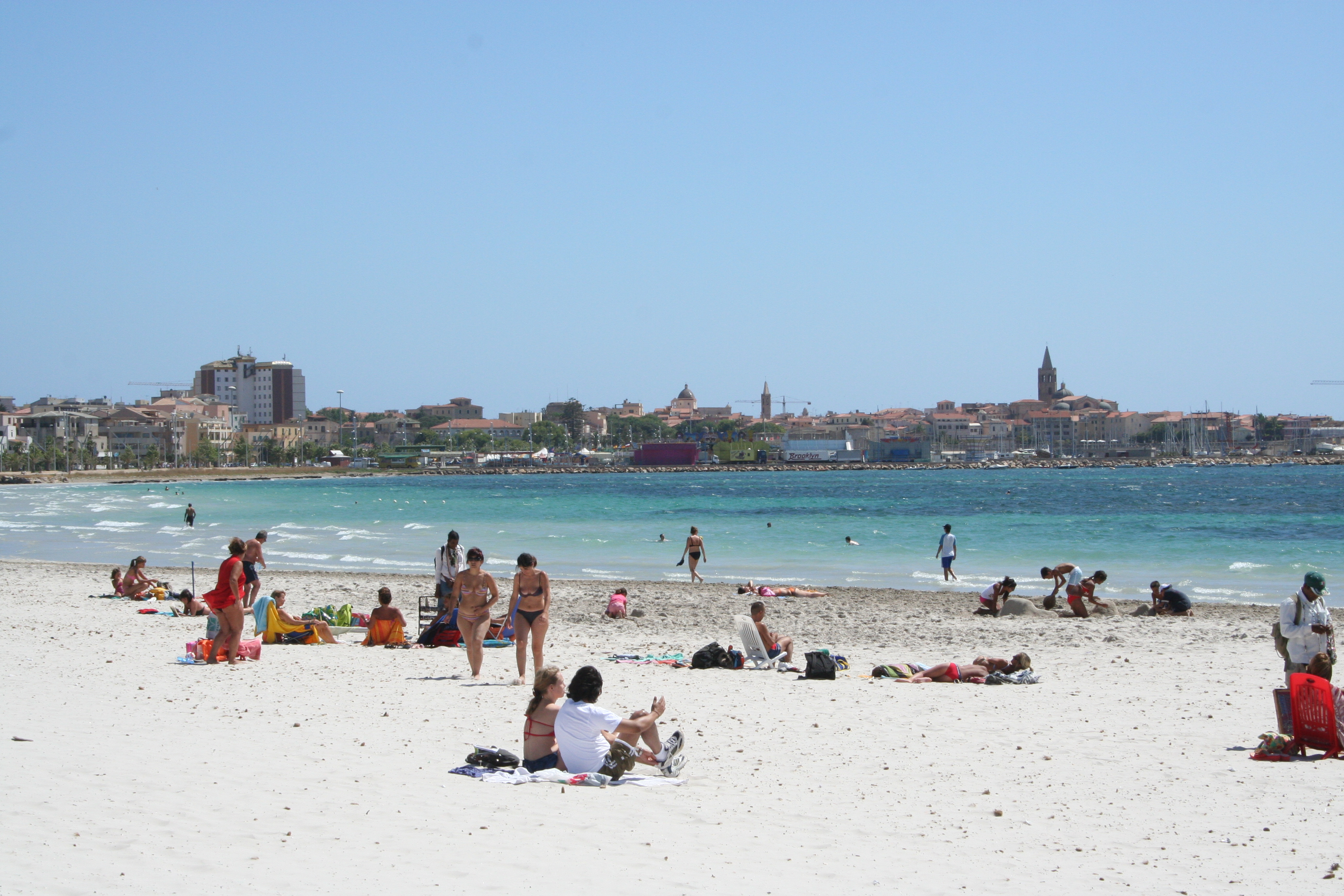 Alghero vista dalla spiaggia del Lido