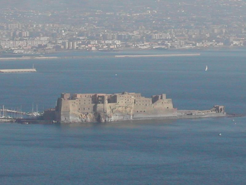Castel dell Ovo e golfo di Napoli visti da via Stazio