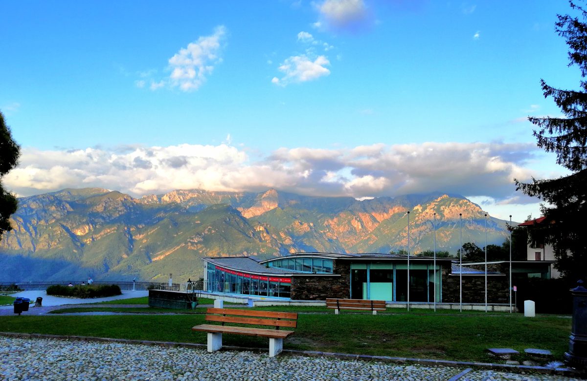 Panorama dal Ghisallo con le montagne e il Museo del Ciclismo