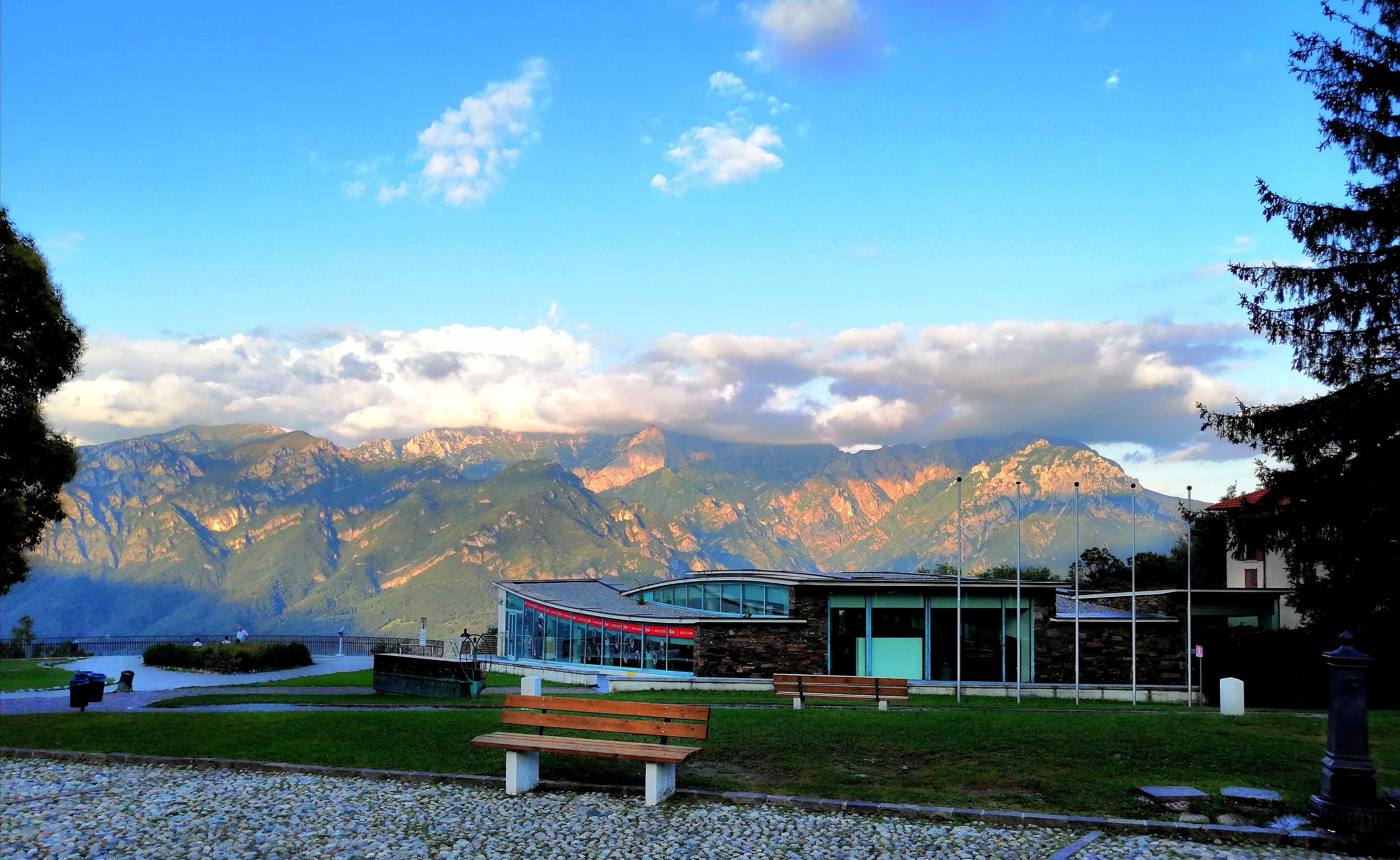 Panorama dal Ghisallo con le montagne e il Museo del Ciclismo