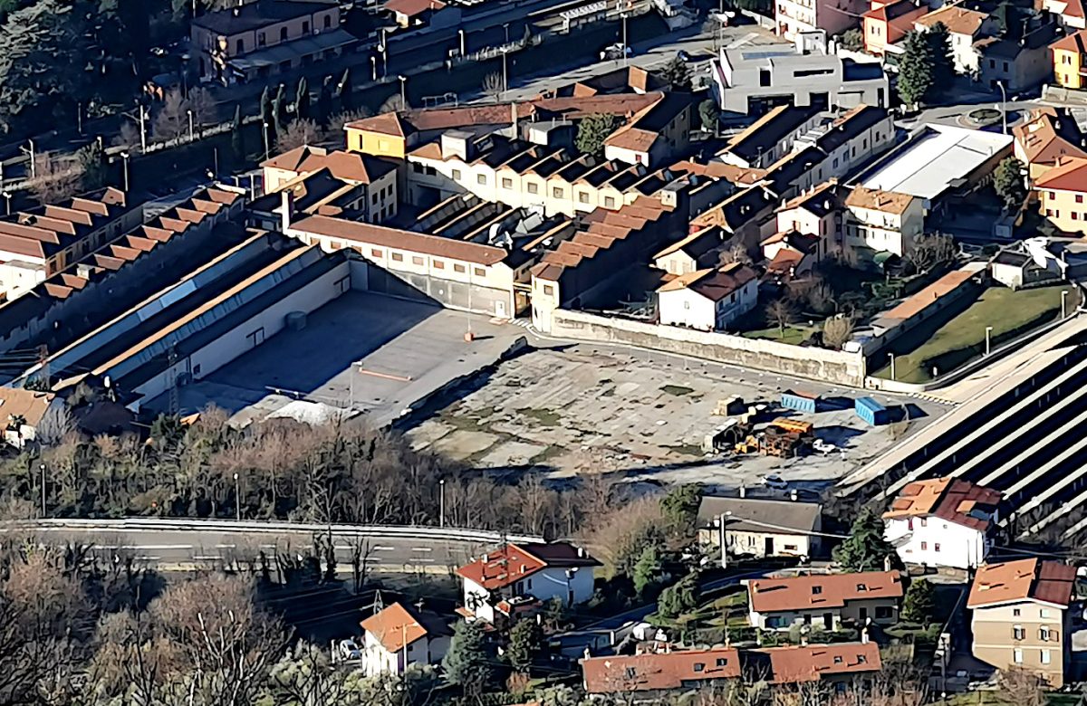 Veduta dello stabilimento Moto Guzzi a Mandello del Lario