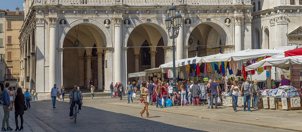 Mercato in Piazza della Loggia a Brescia