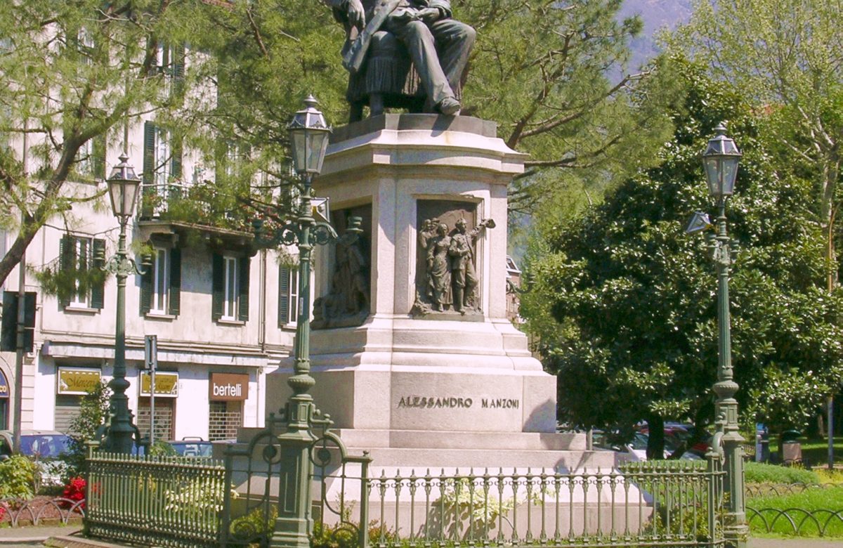 Monumento ad Alessandro Manzoni a Lecco con il Resegone sullo sfondo