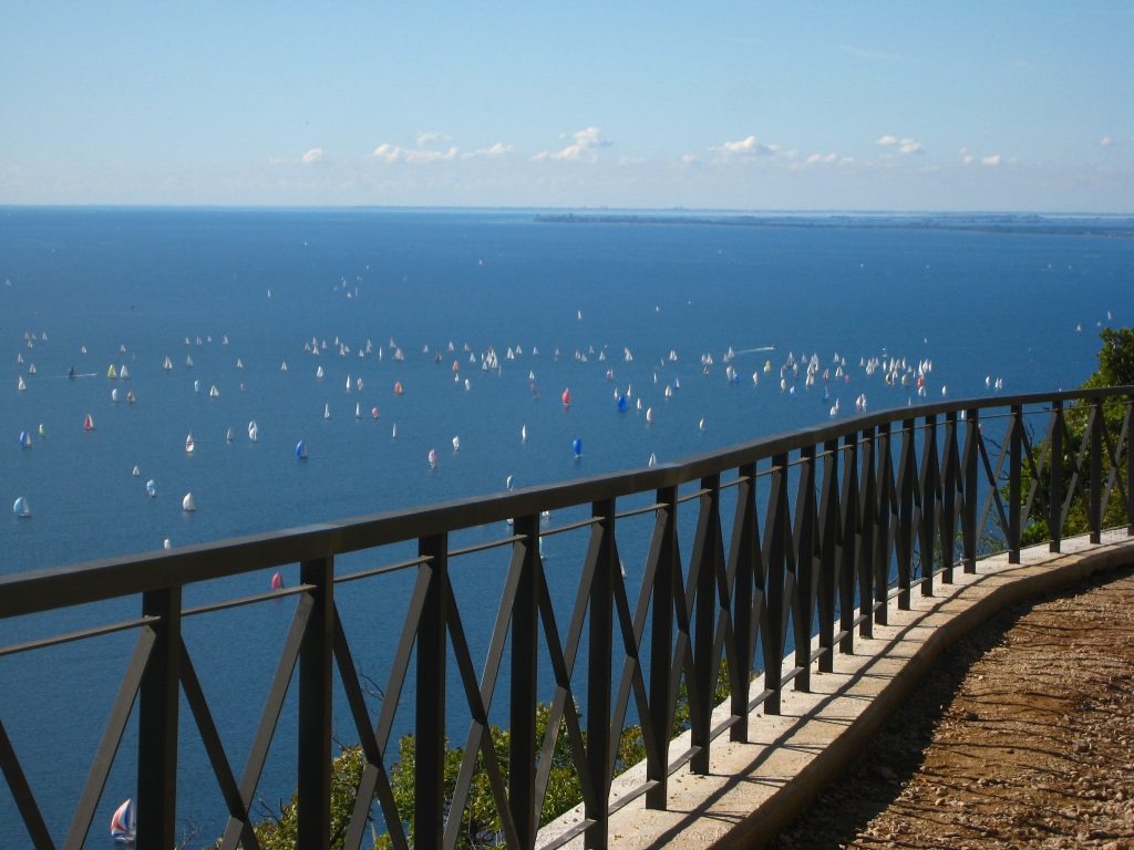 Panorama della regata Barcolana con molte barche a vela