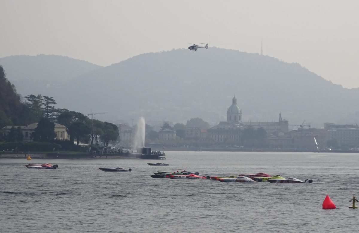 Motoscafo della Centomiglia del Lario sul Lago di Como
