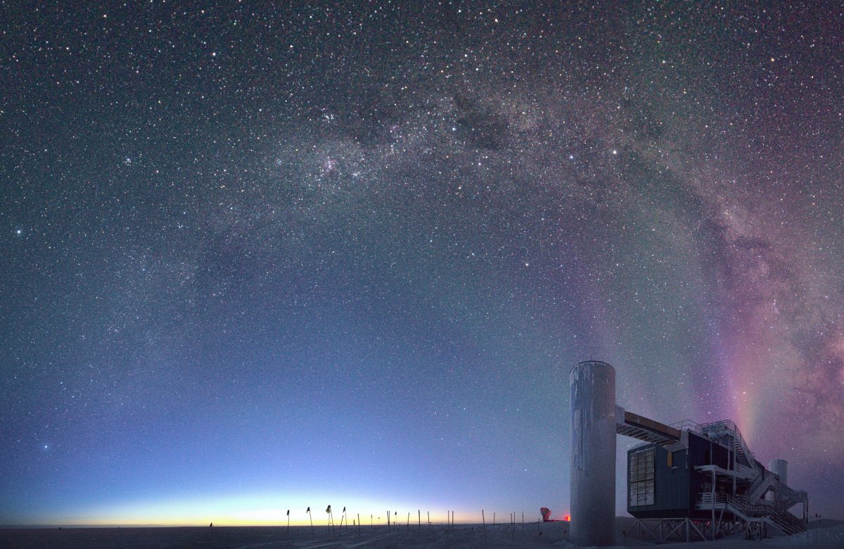 Laboratorio IceCube al Polo Sud all alba con cielo stellato