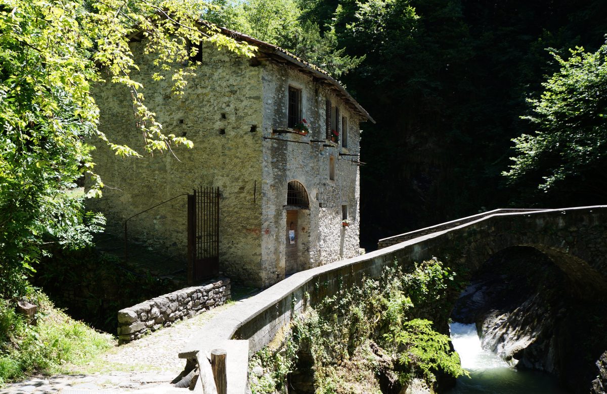 Vecchio Mulino di Perledo sul torrente Esino lungo il Sentiero del Viandante